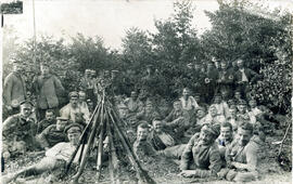 Gruppenbild - Anton rechts vorne hinter der ersten Reihe in der Mitte liegend